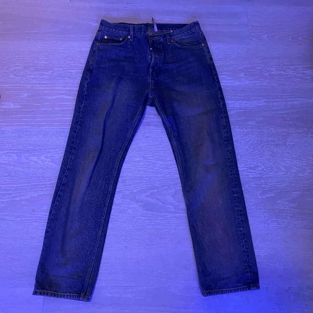 Säljer mina weekday jeans i passformen Space/relaxed eftersom dom inte passar min nuvarande stil. Köpta för 2 år sedan för 600kr. Dom passar mig som är 179 cm.. Jeans & Byxor.