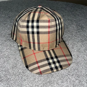 Burberry Keps  - En riktigt snygg burberry keps, den är helt ny och oanvänd så den är i bästa skick. Den sitter riktigt bra på huvudet så tveka inte på att skriva något om ni skulle vara intresserade 🙌🏽🙌🏽