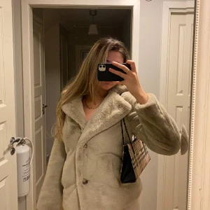 Fluffig kappa  - Superfin fluffig kappa som inte kommit till användning, den är helt ny men utan prislapp. Supervarm och mysig. Nypris:999kr 