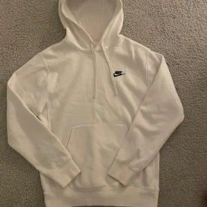 Nike hoodie herr vit - Storlek xs men den är overzised, skulle säga att den passar mer som en m-s. Nypris 750kr men säljer för 500kr