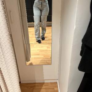 Säljer dessa superfina gråa jeans som inte alls kommit till användning hos mig. De är från bershka i storlek 36 💓