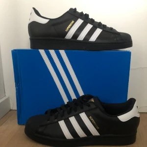 Adidas superstar  - Helt nytt skick, endast provade inomhus. Storleken på skorna är 44. Om fundering eller intresse uppstår är det bara att skriva till mig!