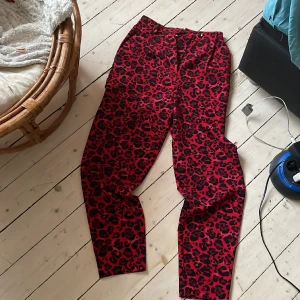 Röda, prickiga Byxor  - Lösa byxor från bikbok. Sitter inte tajt . Storlek S. Dm för mer frågor lol