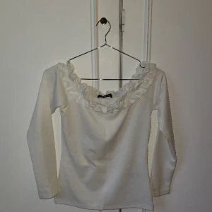 Vit off shoulder tröja - Vit off scoulder tröja från Gina Tricot.