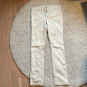 Beigea chinos 29/32 inga fläckar NN07 - Beigea chinos från NN07, väldigt bra skick. Stl 29/32. 