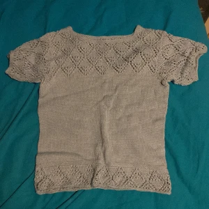 One-of-a-kind stickad topp - En blå stickad topp som min mormor gjort till mig men som jag aldrig har använt och därför säljer (Den ser mycket blåare ut i verkligheten)