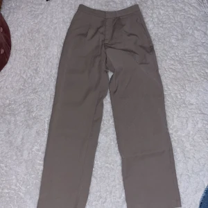 Kostymbyxor  - Jättfina kostymbyxor från lager 157. Dem är i storlek XS och är vida i benen. Jag har knappt använt dem för att jag känner att de inte är min stil längre. Hör gärna av dig för mer frågor 💕