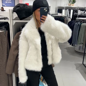 Päls jacka - Säljer denna slutsålda pälsjacka från gina, Stl M😍