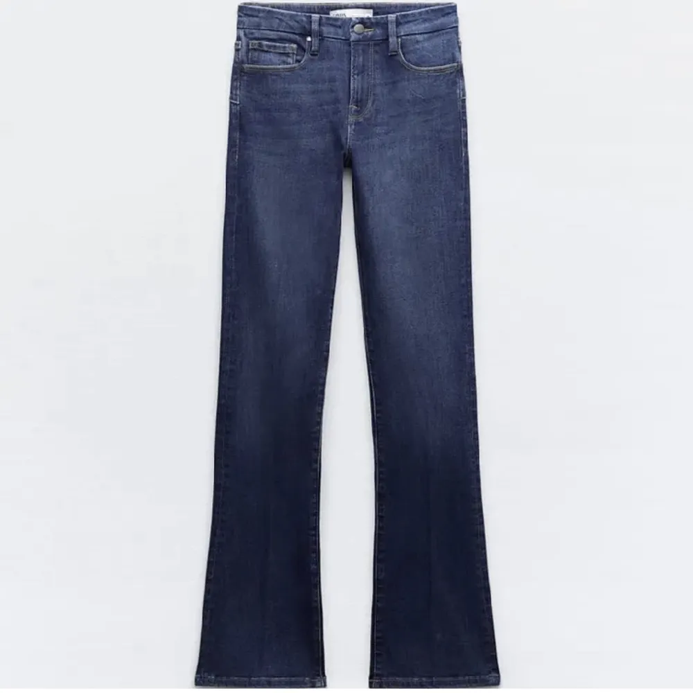Så snygga mörkblåa jeans! De är helt nya med prislappen kvar. Tyvärr var de för korta för mig därför jag säljer dem ❤️‍🔥❤️‍🔥. Jeans & Byxor.
