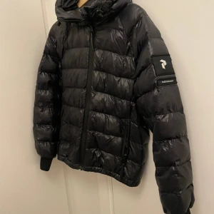 Peak Performance dunjacka strl S - Peak Performance dunjacka i storlek S, bra skick, väldigt lite använd. 