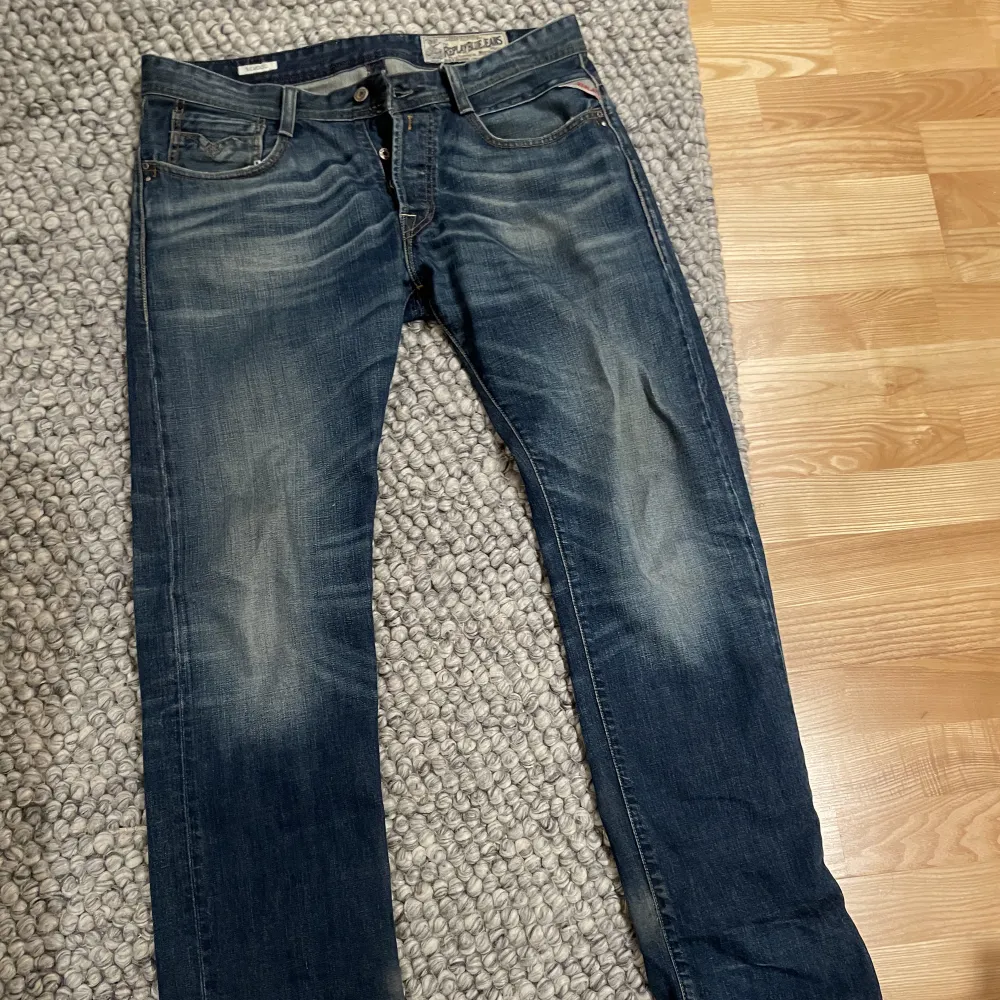 replay jeans i bra skick  passar bra på någon runt 185cm. Jeans & Byxor.