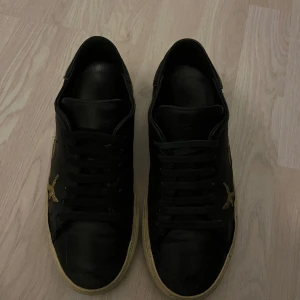 Axel Arigato skor - Säljer mina Arigatos då de inte kommer till användning! Använda en hel del men är i bra skick! Säljs inte längre. Hör av er vid frågor<3