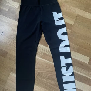 Tights från Nike - Nike-tights i fint skick. Texten ”just do it” på benet. Svarta med vit text. Väldigt sköna. Köp gärna via köp nu😊