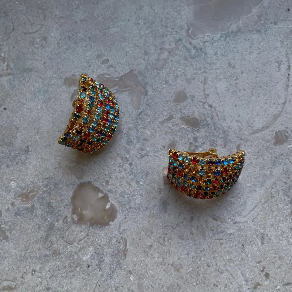 Set of Vintage Crystal Clip earrings with multicolor crystals. A lovely vintage gift.   Very Good Condition  Clip Earrings.  . Accessoarer.