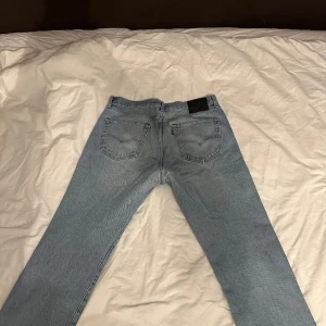 Levi’s Jeans 501 - Ett par 501or som har växts ut. Strl W 36 L 34. Lite slitna och därför lappade i skrevet, i övrigt fina!