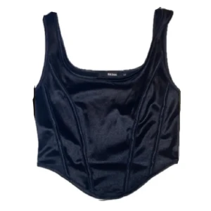 KORSETT TOP 🤍🪽 - Söt svart korsett topp från bikbok. Nyskick! Säljer toppen då den är för liten för mig💕