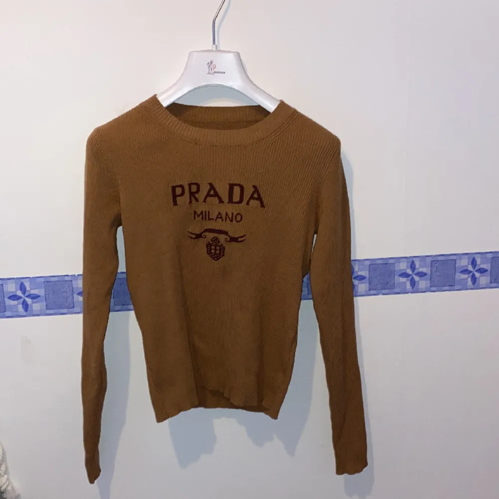Oanvänd Prada tröja! Fick i julklapp och verkligen superfin, men säljer då jag vill ha en annan  Storlek s dam men lite kortare i modellen. Tröjor & Koftor.
