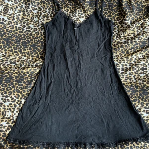 emp klänning - oanvänd klänning köpt på emp, storlek s men är nog mer en m och den är väldigt stretchig :) 