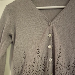 Kofta  - Supersöt stickad kofta med fint mönster. 