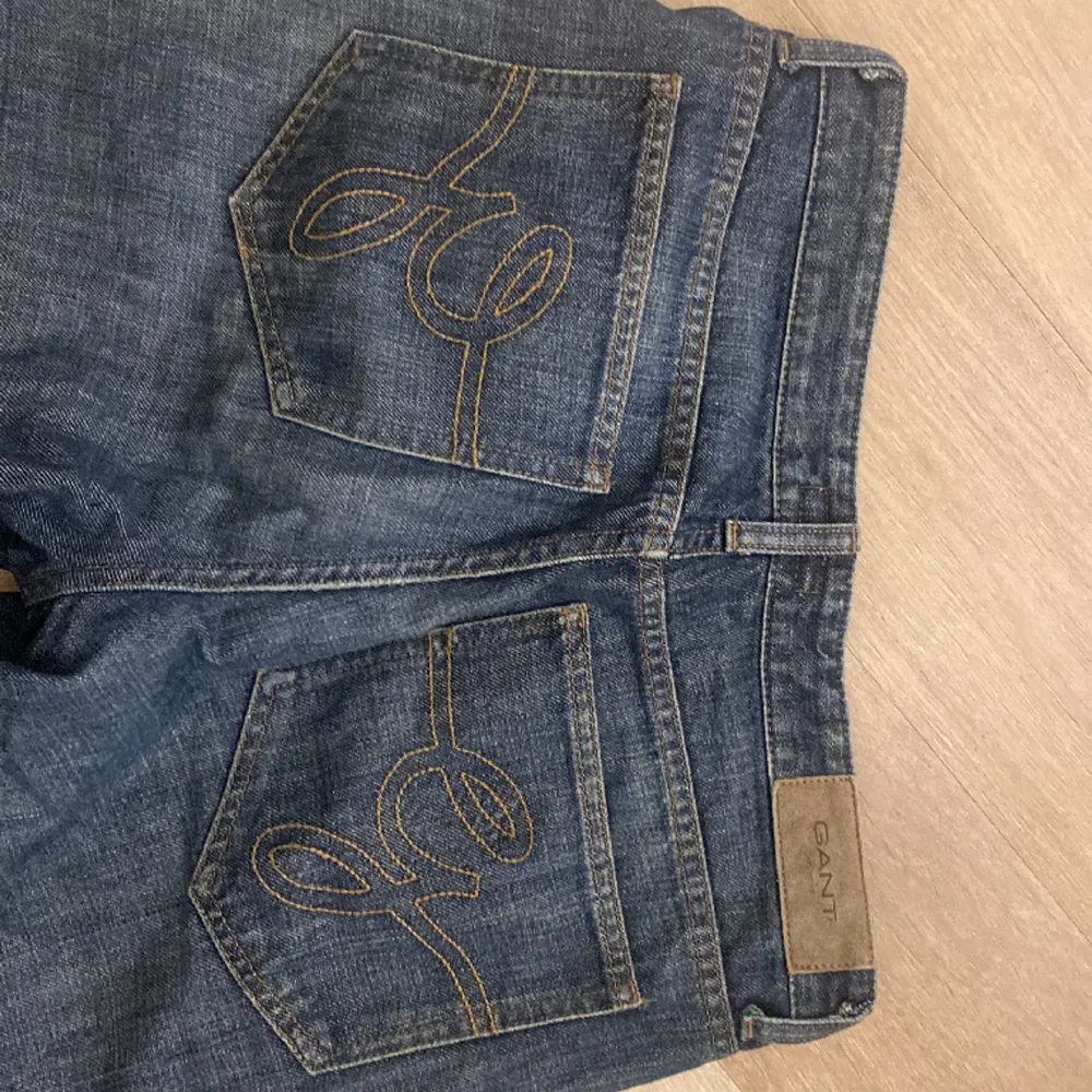 Säljer dessa Lågmidjade jeansen från gant. Finns inga skavanker på dom och fint skick. . Jeans & Byxor.