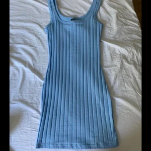 Klänning  - Super söt blå klänning som tyvärr inte kommer till användning.