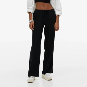 Linnebyxor  - Super snygga Lågmidjade linnebyxor från hm, helt slutsålda! Storlek xs💗