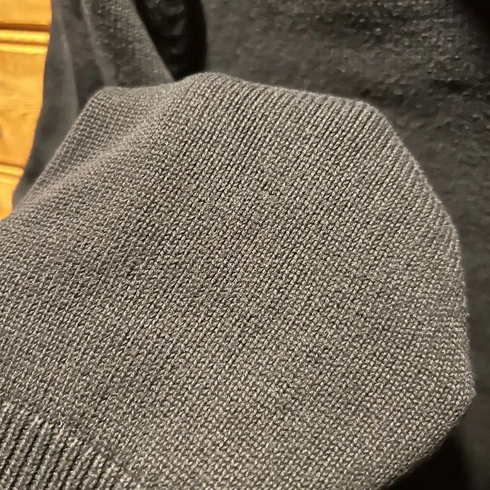 Gant sweatshirt med en broderad logo på bröstet, original priset på sweatshirten är 1,399 kr.. Hoodies.