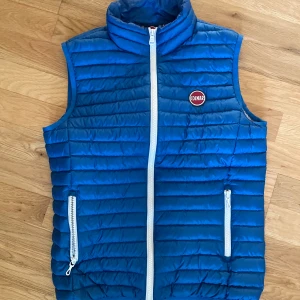 Colmar väst - Säljer nu min snygga Colmar väst då jag börjat växa ur den. 10/10 skick inga defekter Storlek S.