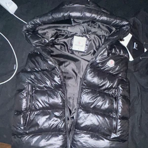 Moncler väst - Helt ny 