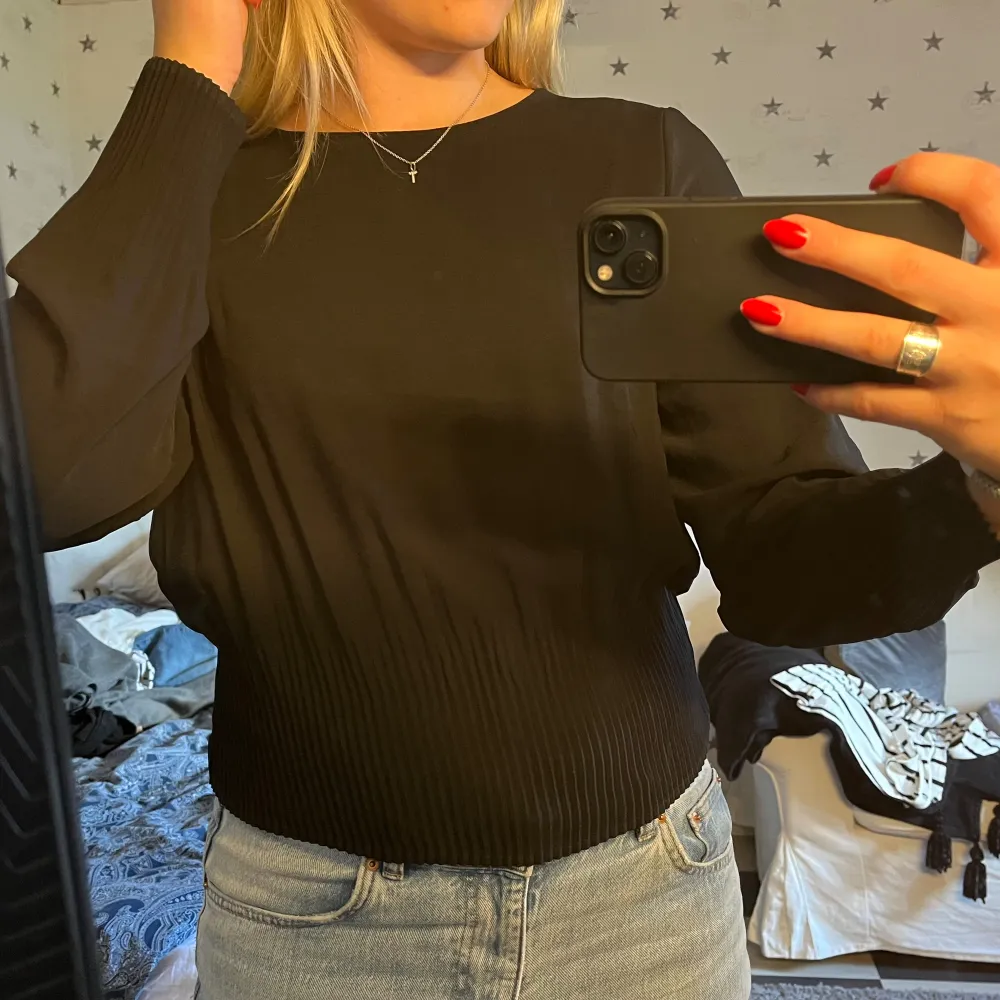 En svart supersnygg blus från vero Moda i strl L men passar mig som oftast bär S/M🖤🖤 Perfekt till jobb, skola eller att gå ut och äta i🥰 Använd endast en gång!. Blusar.