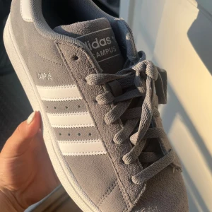 Adidas campus - Adidas campus skor heeeelt oanvända, de är min brorsas gamla o han ångra sig när han köpte dom för han hitta andra skor, ni ser storlek på bilden! Men typ 43 Skriv om ni har frågor!!❤️ 
