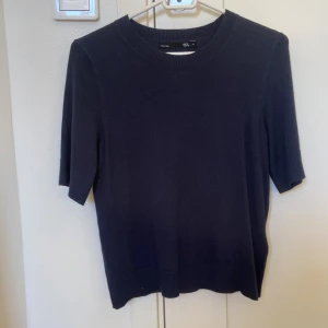 Stickad t-shirt  -  Säljer min jättefina stickade t-shirt från lager 157 då den inte längre kommer till användning, tröjan är i storlek xs och i super fint skick ❤️