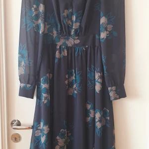 An elegant dress midi - An elwgant midi dress, suitable for jobb as well as parties