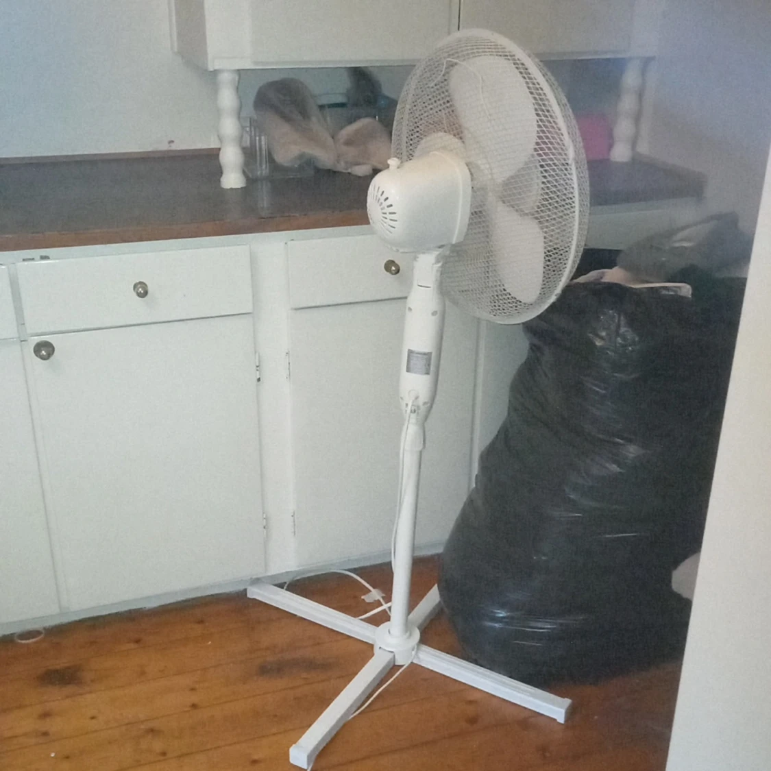 Fin svart handväska och fin vit fungerande fläkt - 90