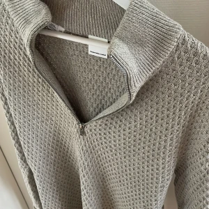 SELECTED HOMME halvzip - Selected Homme halzip. Knappt använd. Köpt för 600kr. Storlek M/L.  