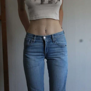Levis jeans  - Ett par Levis bootcut jeans i storlek 25 (midjemått rakt över: 36 cm och innerbenslängd: 81 cm)💕