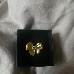 Theresa ring rostfri  - 45kr/st, i Ion plated 304 Stainless steel,  finns flera i lager😊 kolla gärna in min instragram där jag främst sköter försäljningen 🤍 fler liknande smycken hittar ni på min sida 🥰