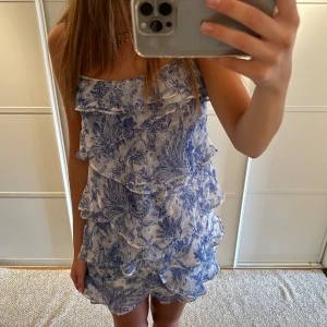 Volang klänning med mönster - volang klänning från mango💕💕 köpt gärna genom köp nu💖 den har lite spår av smink längst upp!