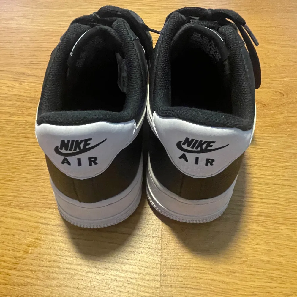 Coola, äkta och rena Nike Air Force 1 ‘07 i svart med vita detaljer. Använt ett par gånger och är i mycket bra skick! Nypris 1400kr. Tvek inte att fråga frågor, om fler bilder eller diskutera pris!🤍. Skor.