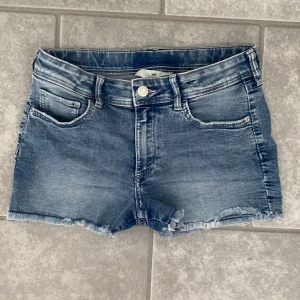 Jeans shorts - Jeans shorts från hm barn som är low waist. Storlek 170 och mycket bra skick! Använt cirka 5 gånger!!!!