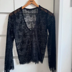 Genomskinlig tröja i spets - Gina Tricot - Storlek S - Superfin genomskinlig svart långärmad tröja i spets från GinaTricot. Storlek S. Aldrig använd.