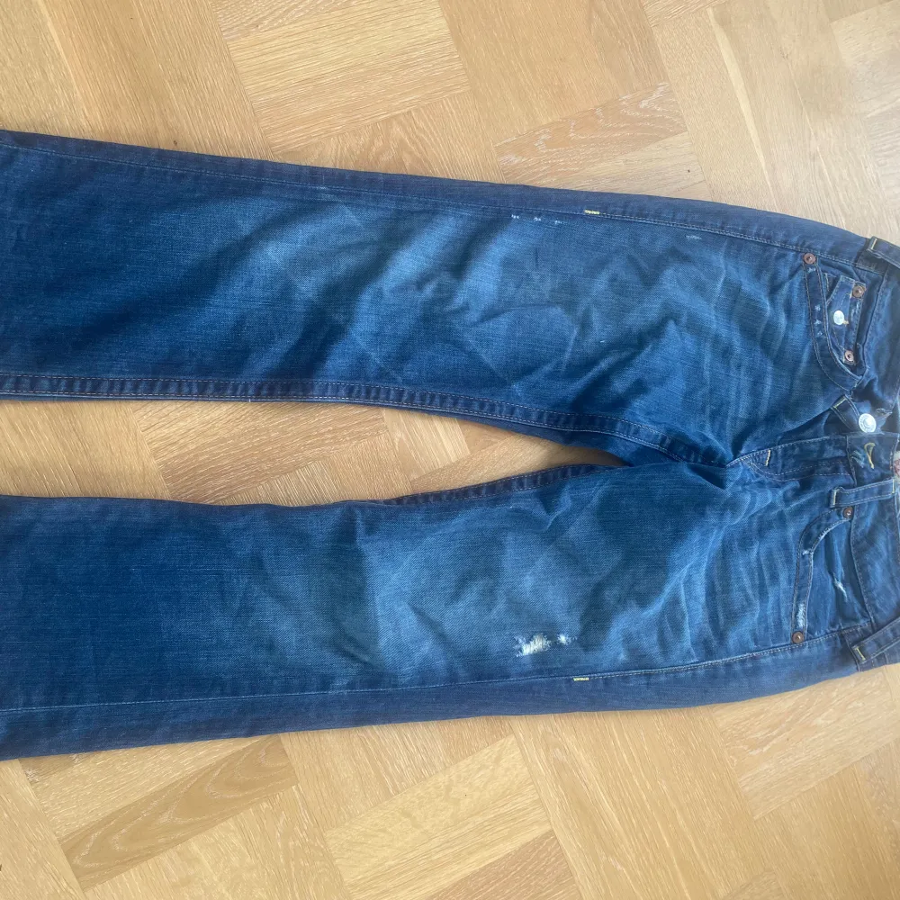 BILLY True religon Jeans, storlek 30 men passar mig som brukar ha 26/27/28 perfekt med bälte. Skriv för att se andra bilden bättre då den inte fick plats helt i annonsen. Skriv för frågor, pris kan diskuteras. Använd gärna köp nu🩷🩷ny pris 1.700kr.. Jeans & Byxor.