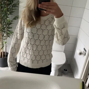 Stickad broderad tröja - Lite gul vit tröja med små små hål broderade. Ganska luftig. Jätte mysig. Vero Moda . Storlek S. Inget vidare fel på den utan har varit inte kommit till använding. Hittar inget ny pris men känner att jag ger ett billigt pris💕
