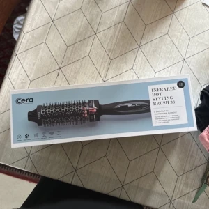 Hot styling brush  - Säljer min värmeborste från Cera 38mm infrared hot styling brush Har endast testat borsten utan några produkter i håret, så borsten är ren köpt på apotea.se för 849kr