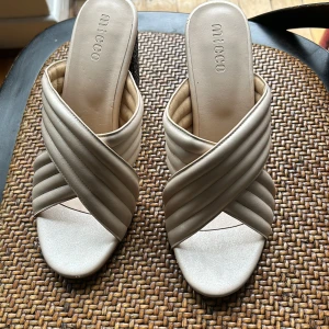 Högklackad sandal - Stl 39