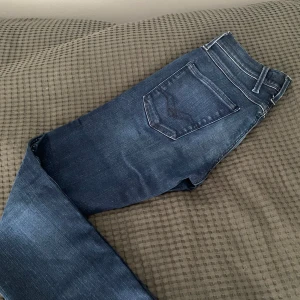 Replay anbass hyperflex  - Säljer nu ett par Replay anbass hyperflex jeans i storlek W28 L32. Skick 9/10. Pris 499 kr. 