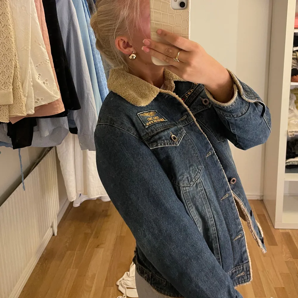 En varmare sorts vintage jeansjacka, spontanköpte den och har nu ångrat mig, bra skick då den bara hängt i garderoben. . Jackor.