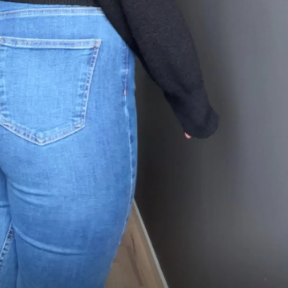 Säljer mina jeans från Gina tricot som är i mid waist och i storlek 38. Dem är använda ca 2-3 gånger. Säljer dem pågrund av dem aldrig kommer till användning. Nypris 499kr. Pris kan diskuteras vid snabbt intresse☺️. Jeans & Byxor.