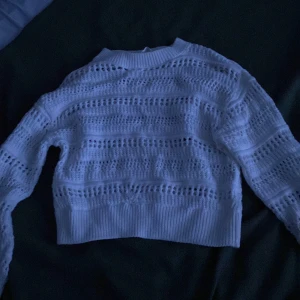 Tjocktröja med hål - Väldigt fin vit färg, bra kvalite.