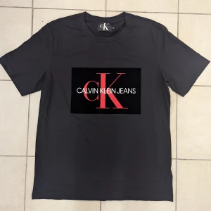 Calvin Klein T-shirt - Calvin klein T-Shirt med tryck på typ sammets liknande svart bakgrund